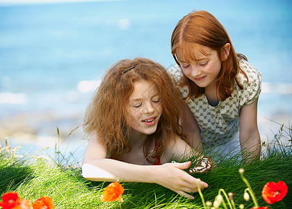 两个女孩在看蝴蝶高清图片