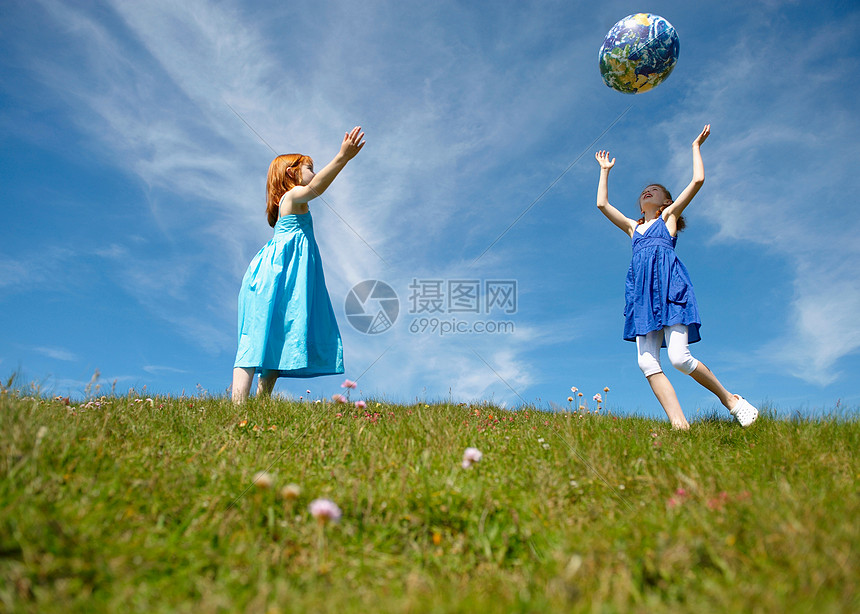 2个小女孩扔充气球图片