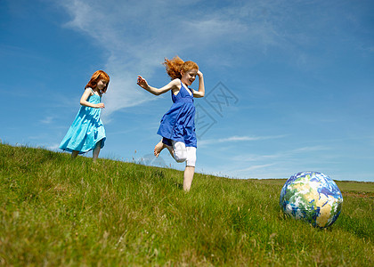 2名女孩带地球仪跑图片