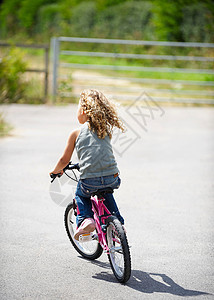 骑自行车的年轻女孩图片