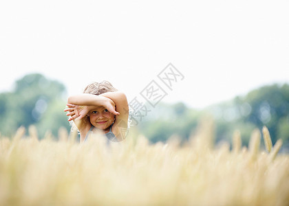 躲在玉米地里的小女孩图片