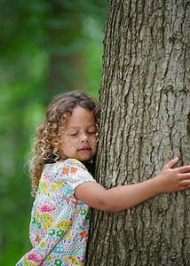 小女孩闭着眼睛抱着树图片