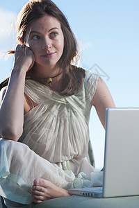 女人在户外使用笔记本电脑图片