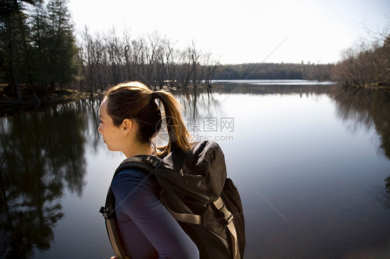 女人在湖边徒步旅行图片