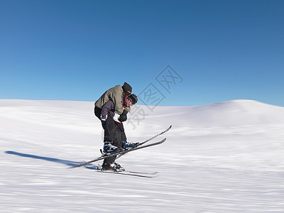 男人背两个人滑雪背景