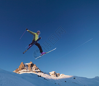 滑雪者跳过天际线图片