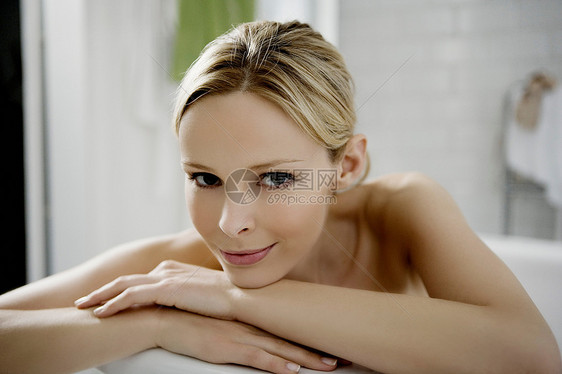 洗澡的女人图片