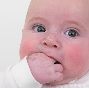 婴儿把手塞进嘴里，特写镜头图片