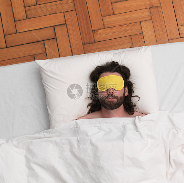 男人睡觉,戴着眼罩