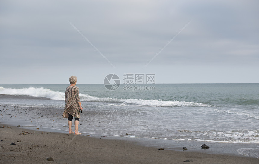 海边女性图片