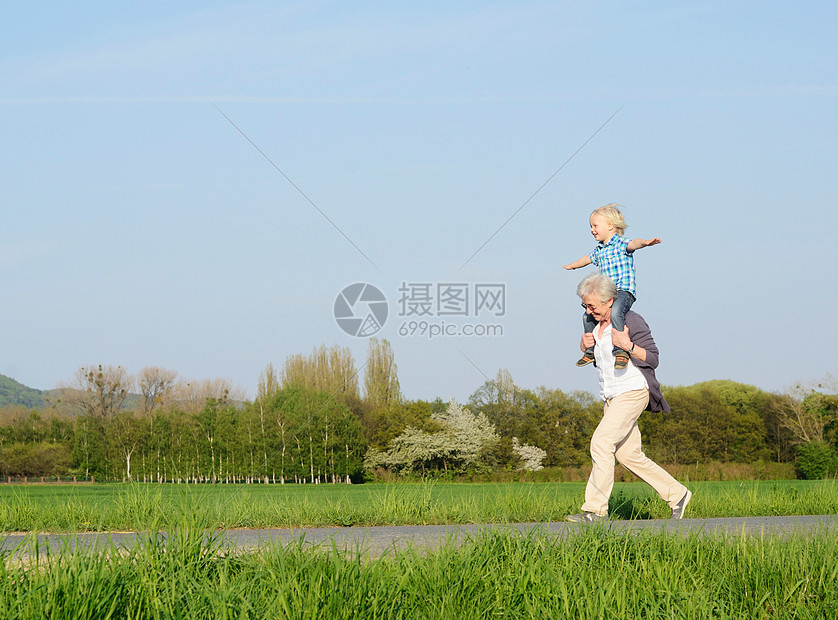 外婆背着男孩图片