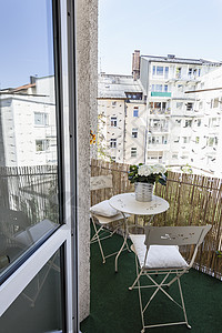从公寓阳台看现代公寓楼图片