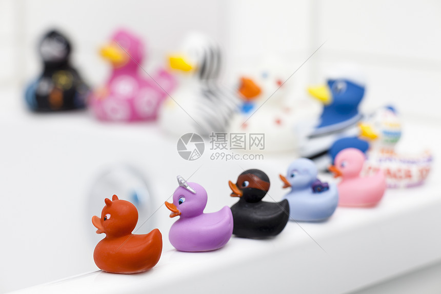 坐在浴缸边上的各种橡胶鸭图片