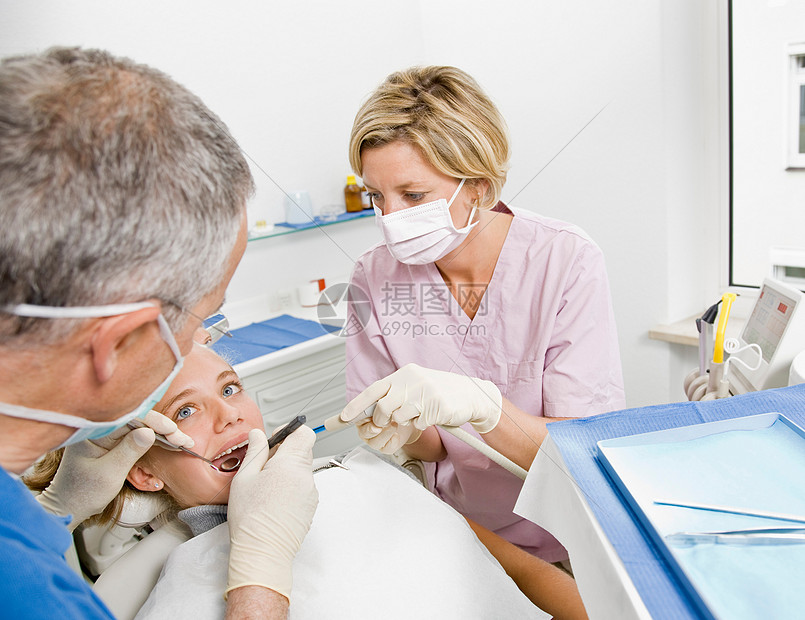 牙医和病人助理图片