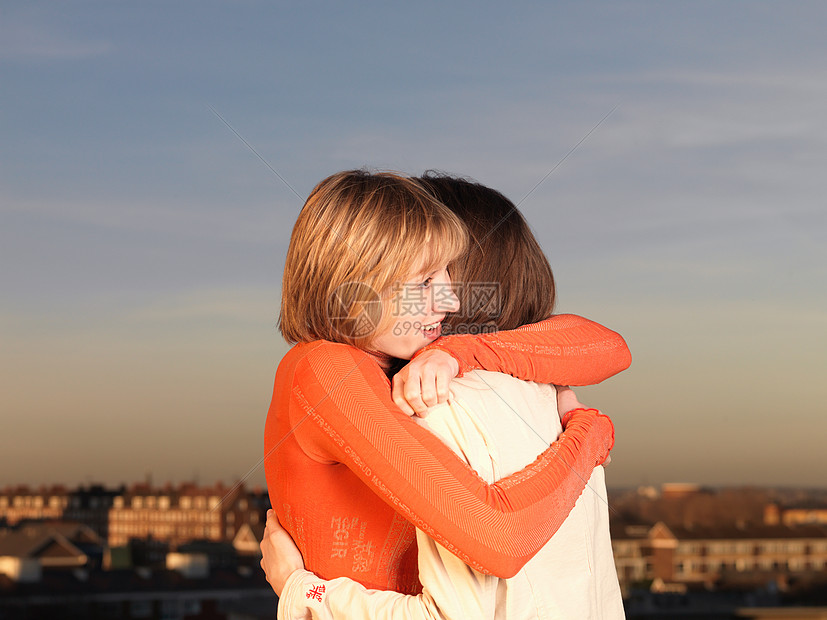 照片 外国人像 两个拥抱的女人.