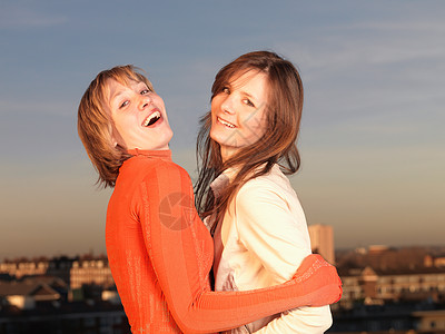 两个女人相拥而笑高清图片