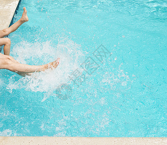 在游泳池里泼水的腿图片