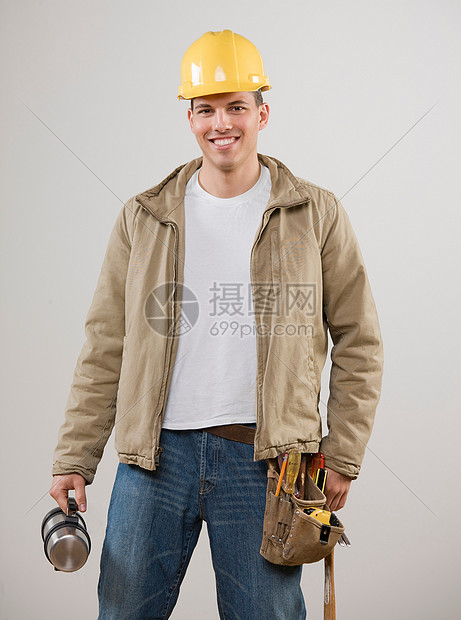 戴安全帽和工具包的男人图片