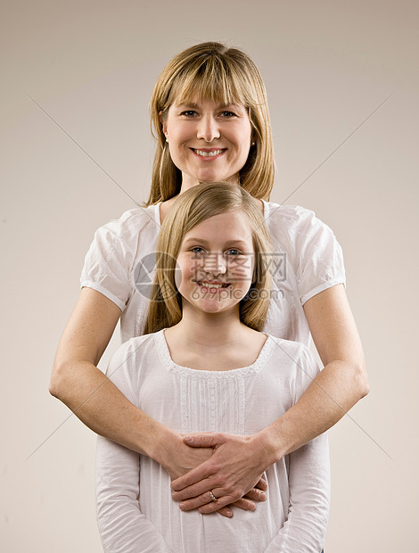 微笑的母亲抱着女儿图片