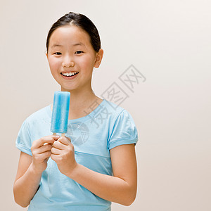 吃冰棒的女孩背景图片