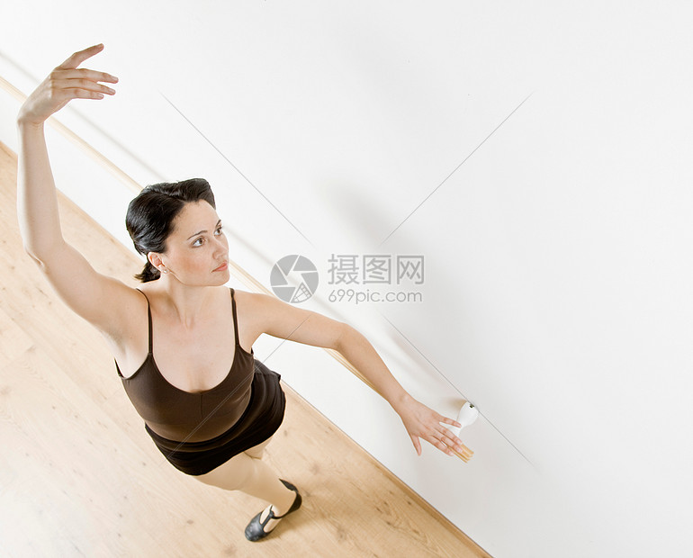 舞蹈演员在录音室的扶手上摆姿势图片