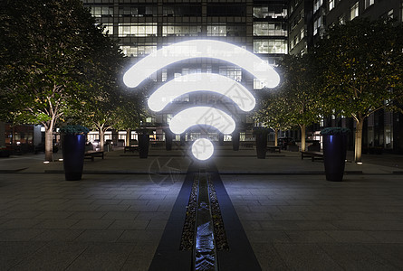 WIFI指示牌英国伦敦下夜幕中城市街道上闪亮的WiFi图标背景