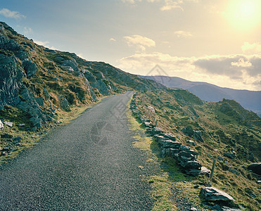 在山坡上铺设的乡村道路图片