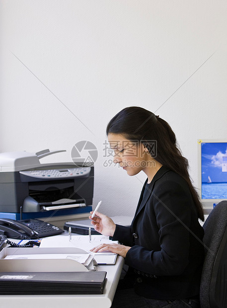 繁忙办公室的工人图片