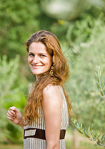 橄榄林中的女人肖像图片