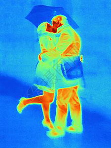 情侣在雨中接吻的热像图片