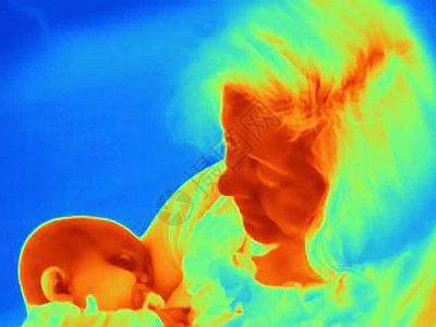 母亲抱着六个月大的男婴的热像图片