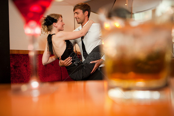 微笑的情侣在酒吧跳舞图片