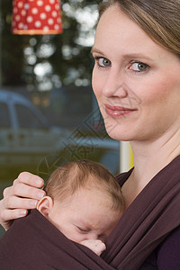 带着婴儿吊带的母亲图片