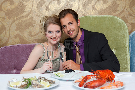 一对夫妇在餐馆喝酒图片
