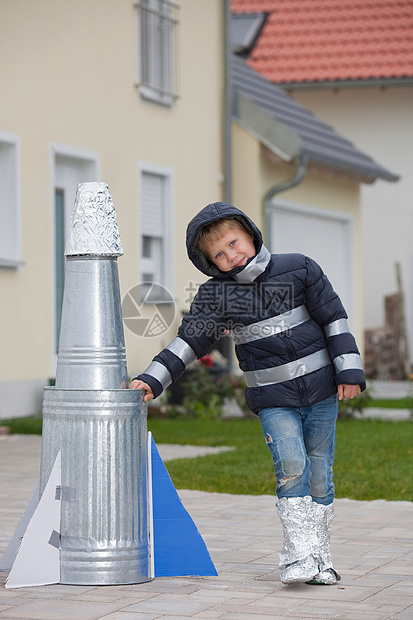 带着自制火箭的快乐男孩图片