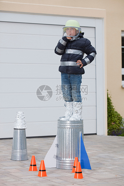 站在自制火箭上的男孩图片