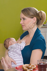 年轻妇女母乳喂养婴儿图片