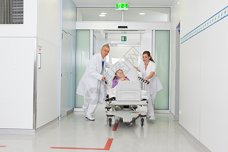 医生和护士推着病床上的女孩走图片