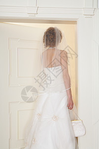 年轻的新娘站在门口背景图片