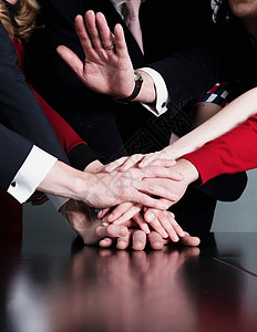 业务团队的特写镜头将他们的手放在彼此之上图片