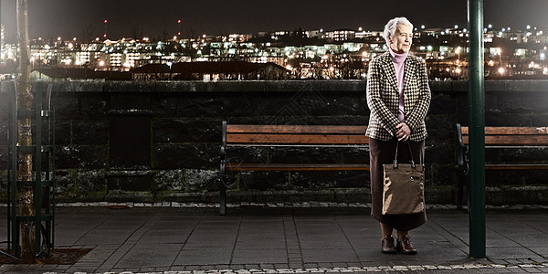 晚上等车的老妇人图片