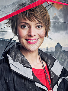 雨伞下微笑的女人图片