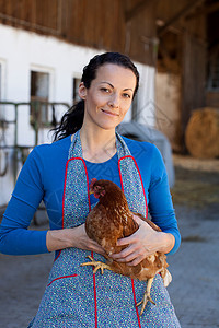 抱母鸡的农妇图片