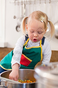 小女孩在厨房做饭背景图片