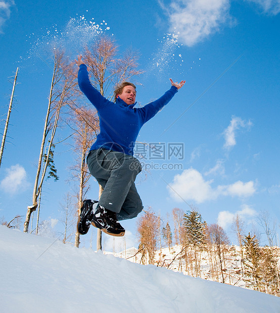 跳进雪里的人图片