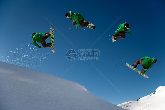 滑雪运动员空中的自由跳跃图片