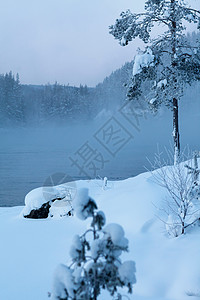 湖面积雪图片