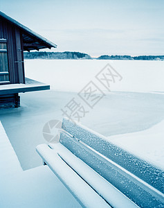 冰雪覆盖的长凳和地面背景图片