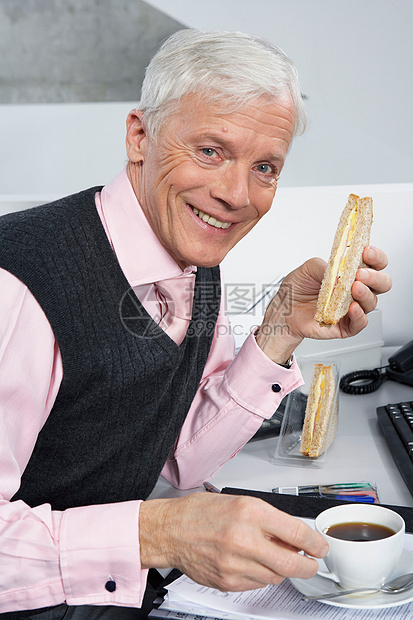 商人吃三明治图片