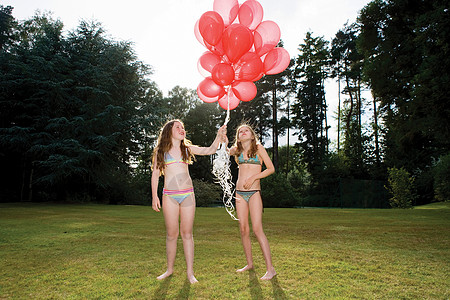 两个带红气球的女孩图片